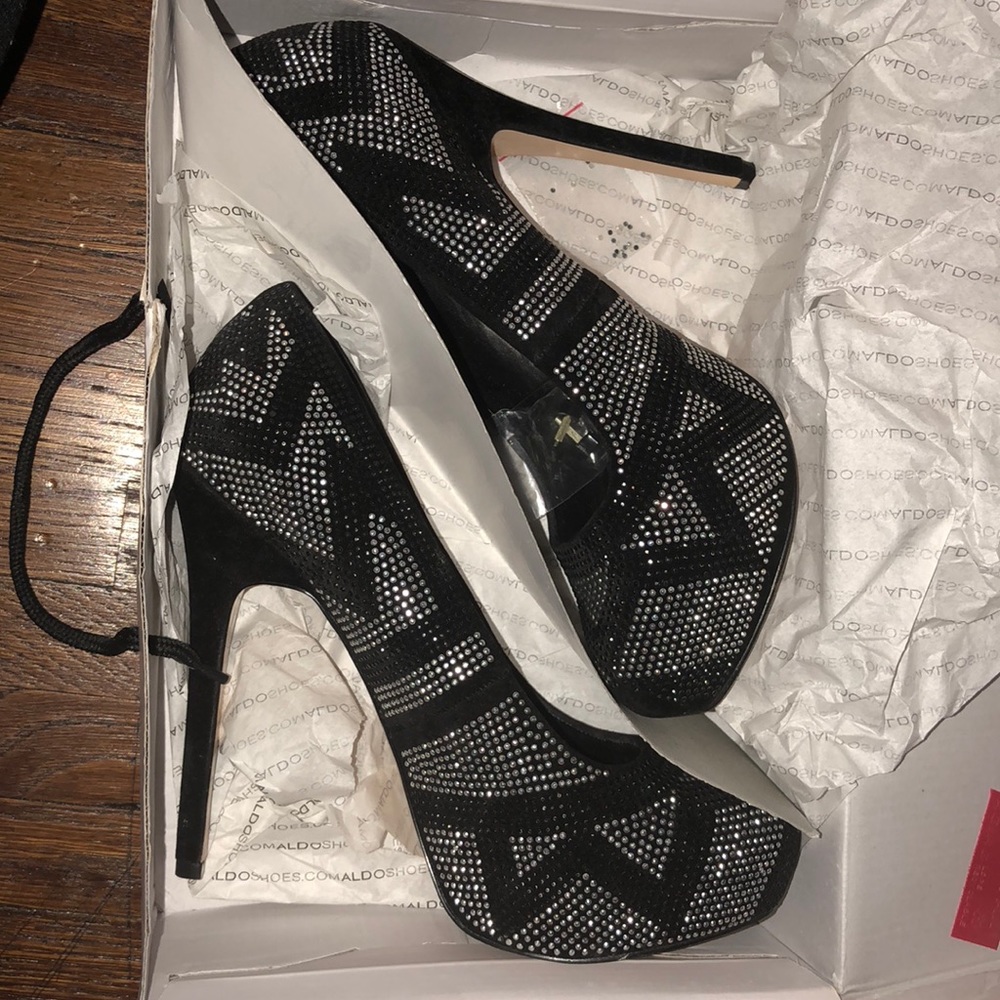 Dazzled pumps